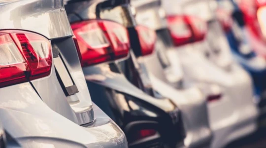 Wyprzedaż rocznika 2025 w decydującej fazie. Ekspert: tysiące aut na placach 