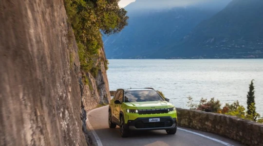 Jeep na Brussels Motor Show 2026. Avenger Black Edition, nowy Compass i potężny Wagoneer S